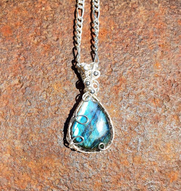 Blue flash Labradorite pendant - Image 10