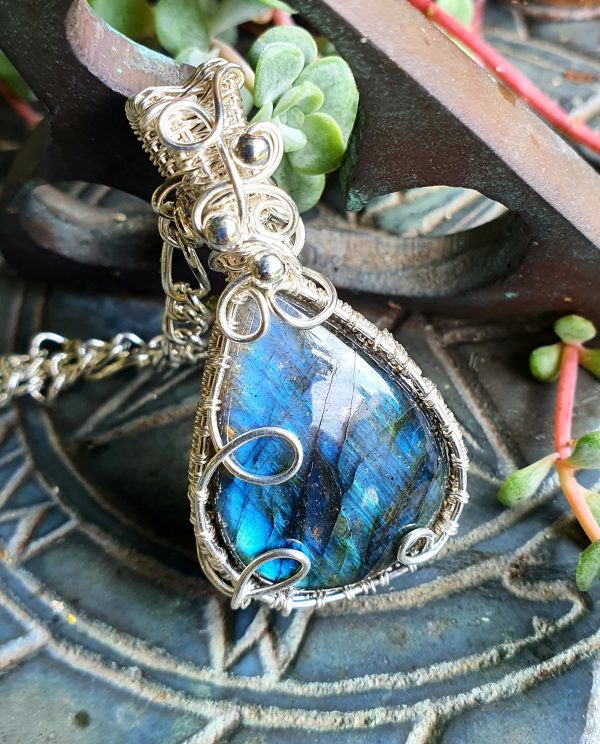 Blue flash Labradorite pendant - Image 9