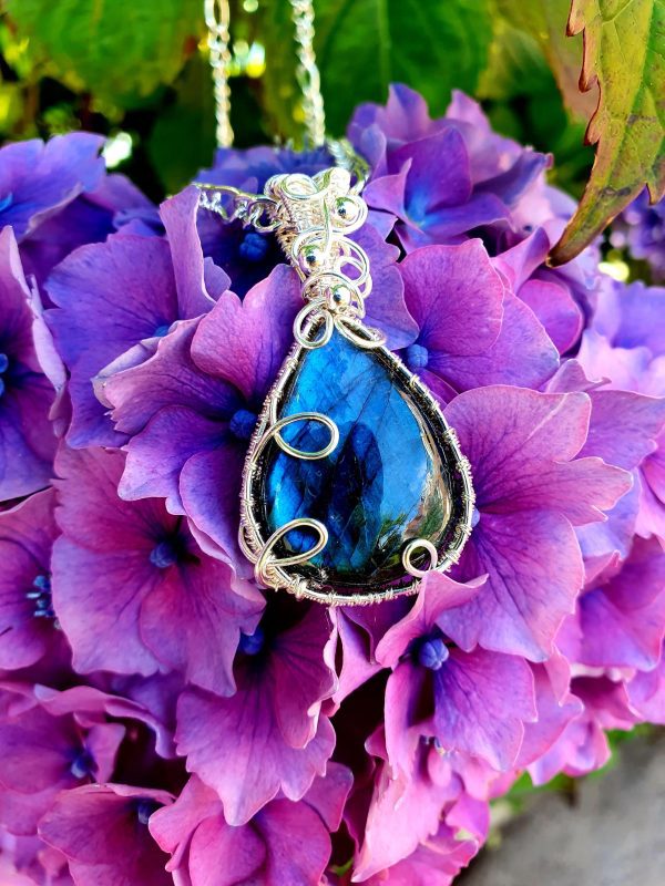 Blue flash Labradorite pendant