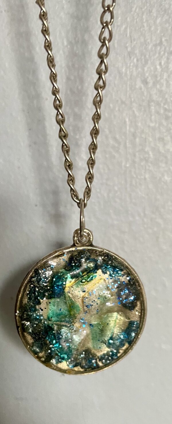 Crystal & resin pendants - Image 5