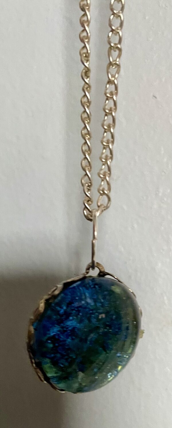 Crystal & resin pendants - Image 2