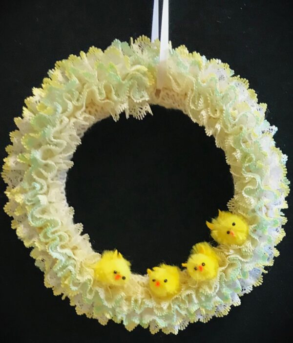 Easter wreath / table decoration with chicks