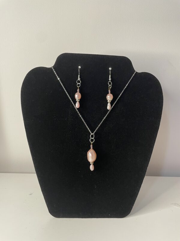 Pink blush neckless and earring set.