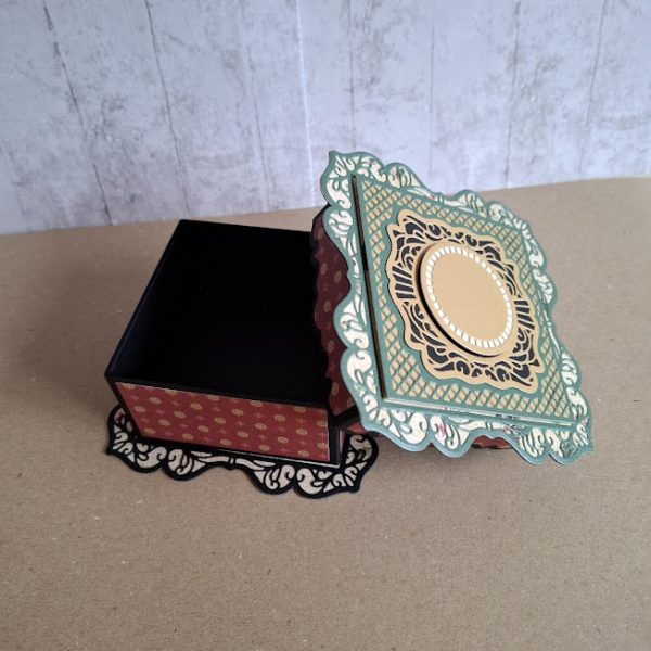 Green And Gold Gift Box - Image 3