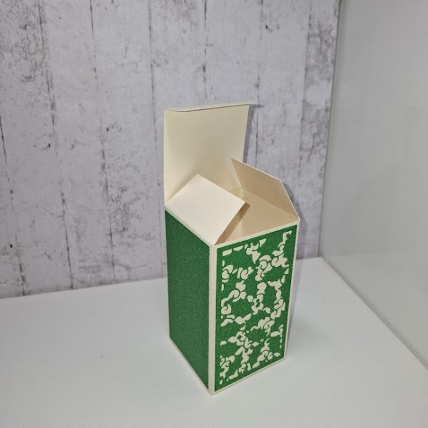 Green Holly Design Gift Box - Image 2
