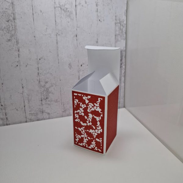 Red Holly Design Gift Box - Image 3