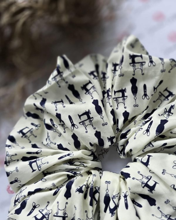Seamstress Cream/Navy Scrunchie - Size: XL - Image 4